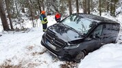 Der Mietwagen blieb im Schnee stecken.