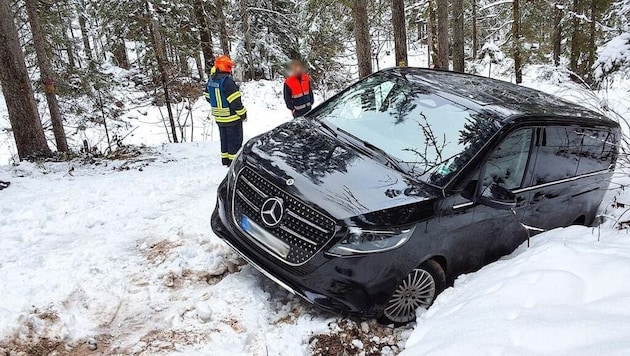 Der Mietwagen blieb im Schnee stecken. (Bild: FF Bad Goisern)