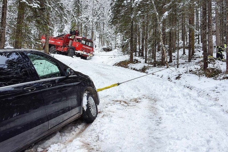 Das Auto blieb in einem Graben stecken. (Bild: FF Bad Goisern)