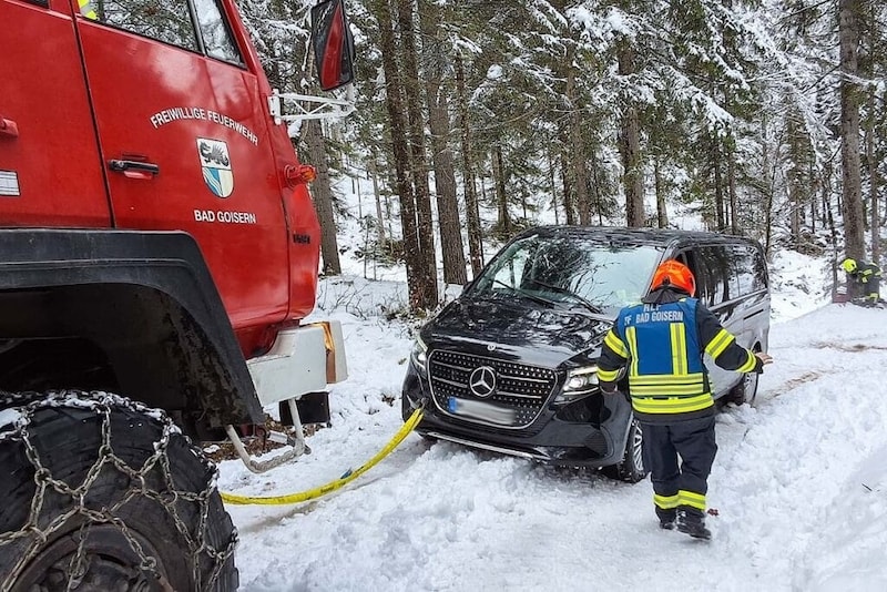 Mit Schneeketten und Seilwinde ausgerüstet gelang den Einsatzkräften der FF Bad Goisern die Bergung. (Bild: FF Bad Goisern)