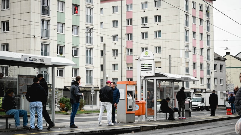 Der Freiheitliche plädiert für Überwachungskameras bei der Straßenbahnhaltestelle Turmstraße. (Bild: Markus Wenzel)