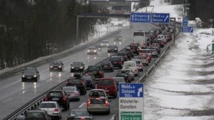 An starken Reisetagen passieren bis zu 15.000 Fahrzeuge am Tag die Arlbergschnellstraße. (Bild: MOMA Fotografenmeister / Mathis Dietmar)