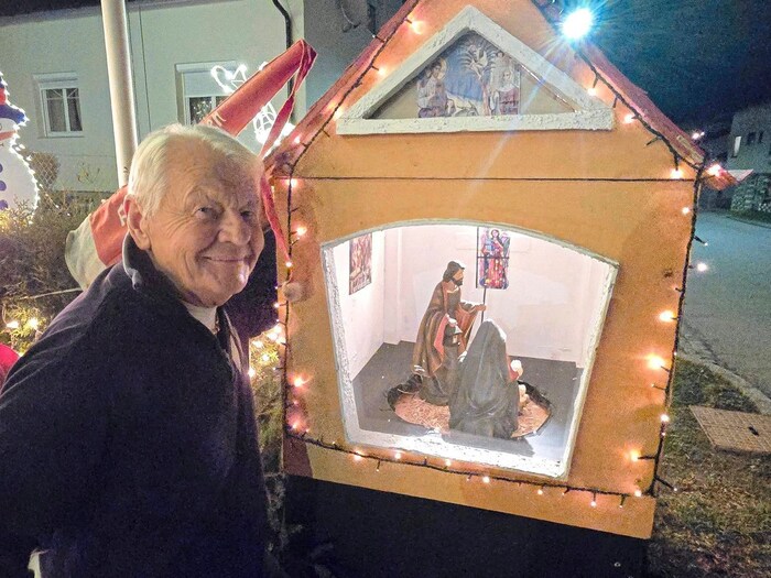 Der ganze Stolz von Helmut Töpfer, die handgefertigten Figuren der Heiligen Familie