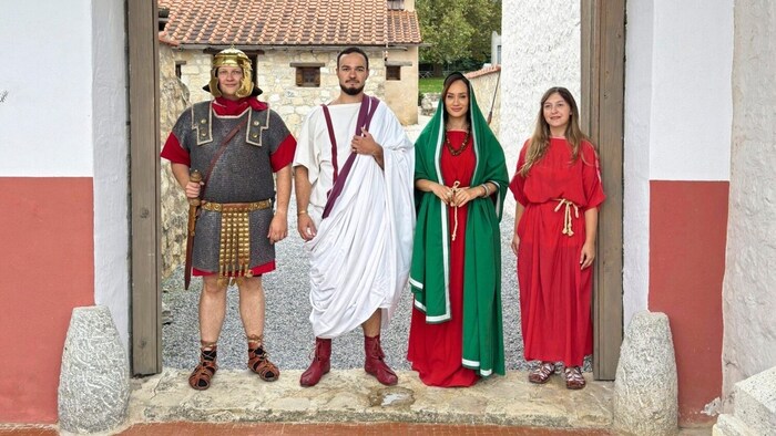 Sasa (3. von li.) ist in Carnuntum in die Rolle einer reichen Römerin geschlüpft.