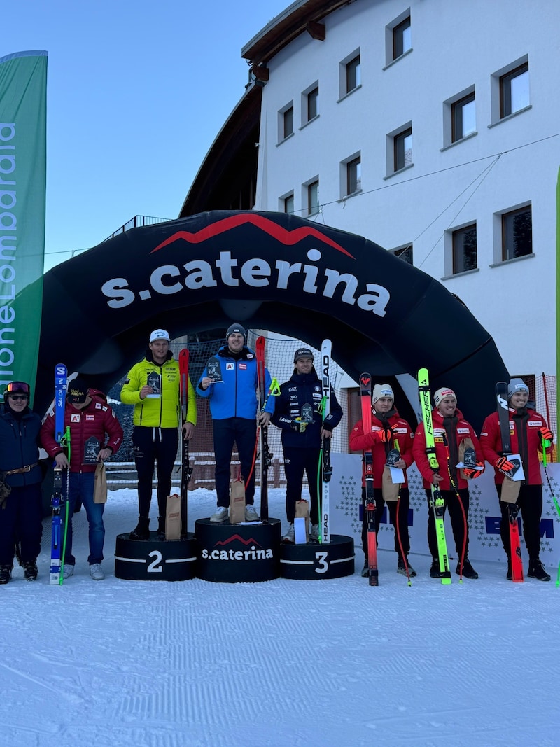 Felix Hacker (Mitte) feierte seinen ersten Europacup-Sieg in der Abfahrt. (Bild: zVg)