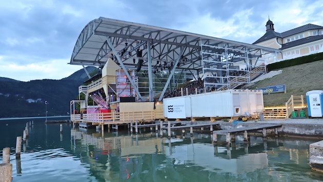 The lake stage at the vacation resort in St. Wolfgang was inaugurated with "Wolf - The Mystical" in May 2024. (Bild: Hörmandinger Marion/Marion Hörmandinger)