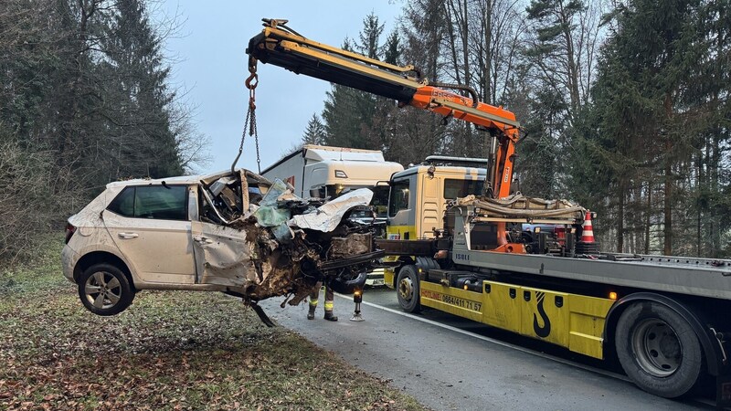 Am Unfallauto entstand ein Totalschaden. (Bild: FF Pischelsdorf)