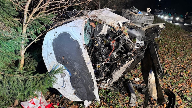 Das Unfallauto landete im Straßengraben. (Bild: FF Pischelsdorf)