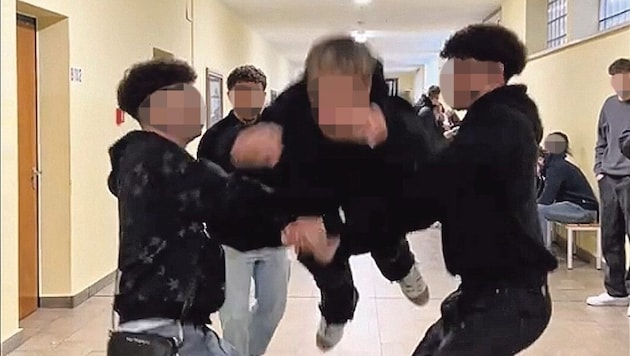 Immer öfter werden Jugendliche mit schweren Verletzungen ins Krankenhaus gebracht – sie nahmen an einer neuen Internet-Challenge teil. (Bild: Screenshot TikTok)