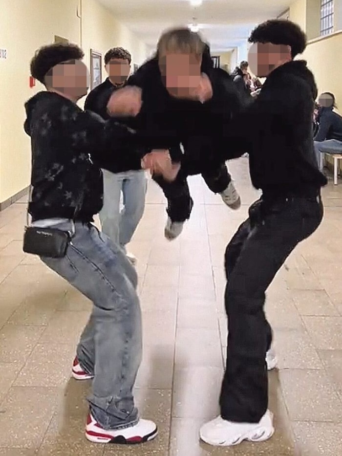 The Superman Challenge: children are thrown into the air by their comrades - and should be ...