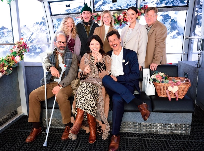 The actors (from left): In the back: Kya-Celina Barucki, Jona Volkmann, Caroline Peters, Janina Uhse, Justus von Dohnányi. Front: Christoph Maria Herbst, Iris Berben and Florian David Fitz filmed for "Der Spitzname" in Gradonna and the Großglockner Resort Kals-Matrei. (Bild: Constantin Film Verleih/Jurgen Olczyk)