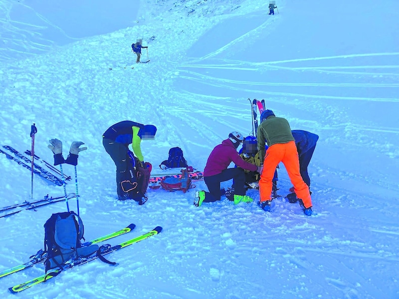 Kameraden und Augenzeugen des Unglücks befreiten den teilverschütteten Tschechen. (Bild: ZOOM Tirol)