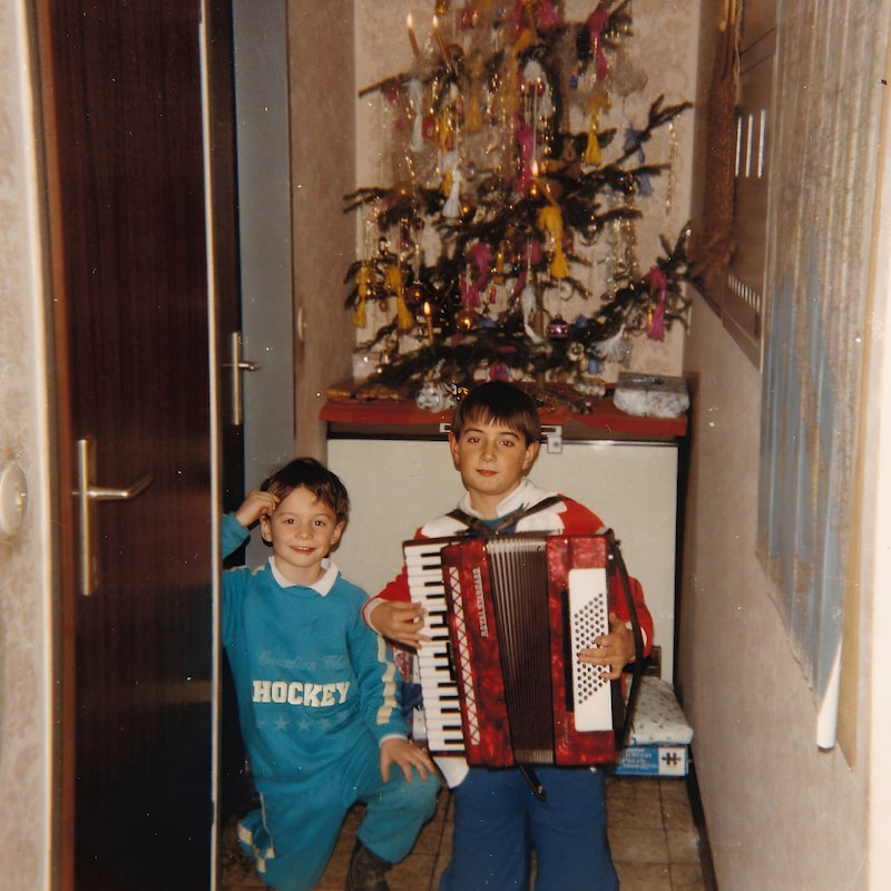 Die Oberlauser Markus (links) und Andreas zu Weihnachten 1987. (Bild: Andreas Hinker)