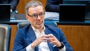 FPÖ-Chef Herbert Kickl wird vom Parlament ausgeliefert. Die WKStA darf nun gegen den Freiheitlichen wegen einer möglichen Falschaussage im U-Ausschuss ermitteln. (Bild: APA/GEORG HOCHMUTH)