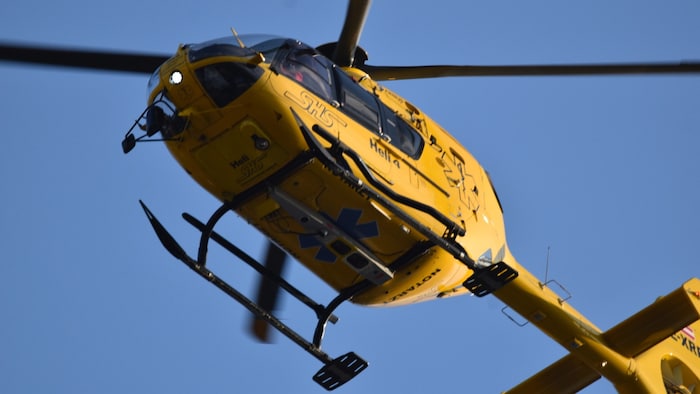 Mit dem Notarzthubschrauber „Heli 4“ wurde der Verletzte ins Spital geflogen.