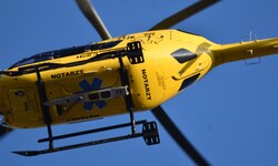 Der Mann wurde mit dem Notarzthubschrauber in die Klinik Innsbruck geflogen. 