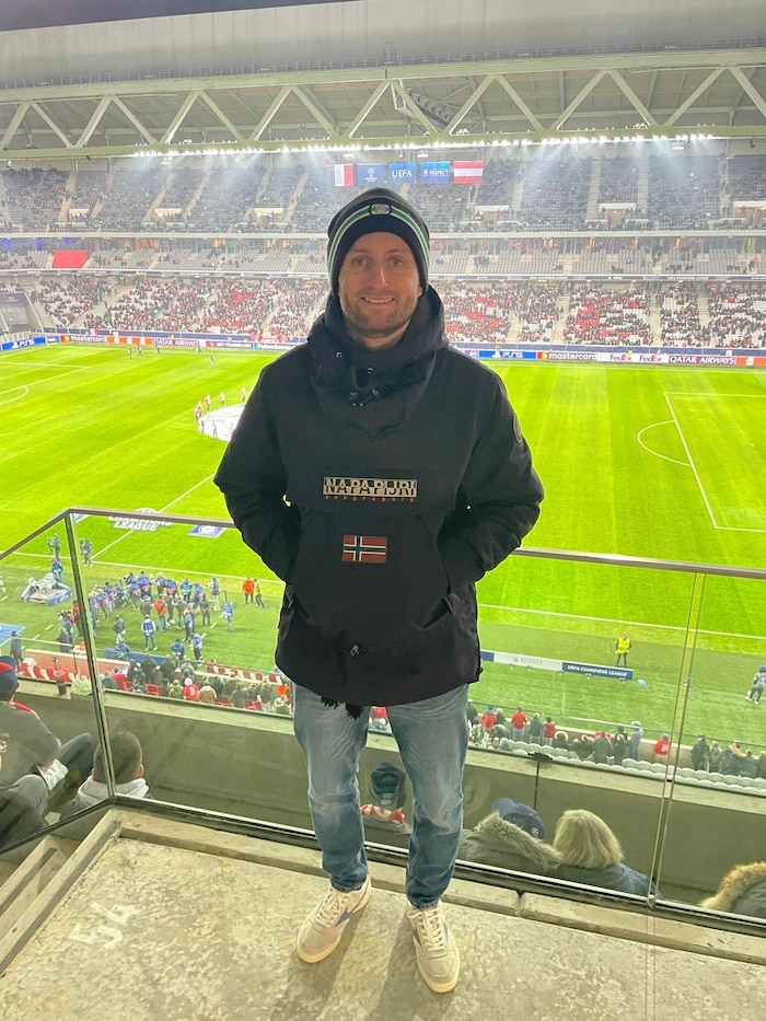 Jakob Jantscher schaut sich das Spiel im Stadion an.