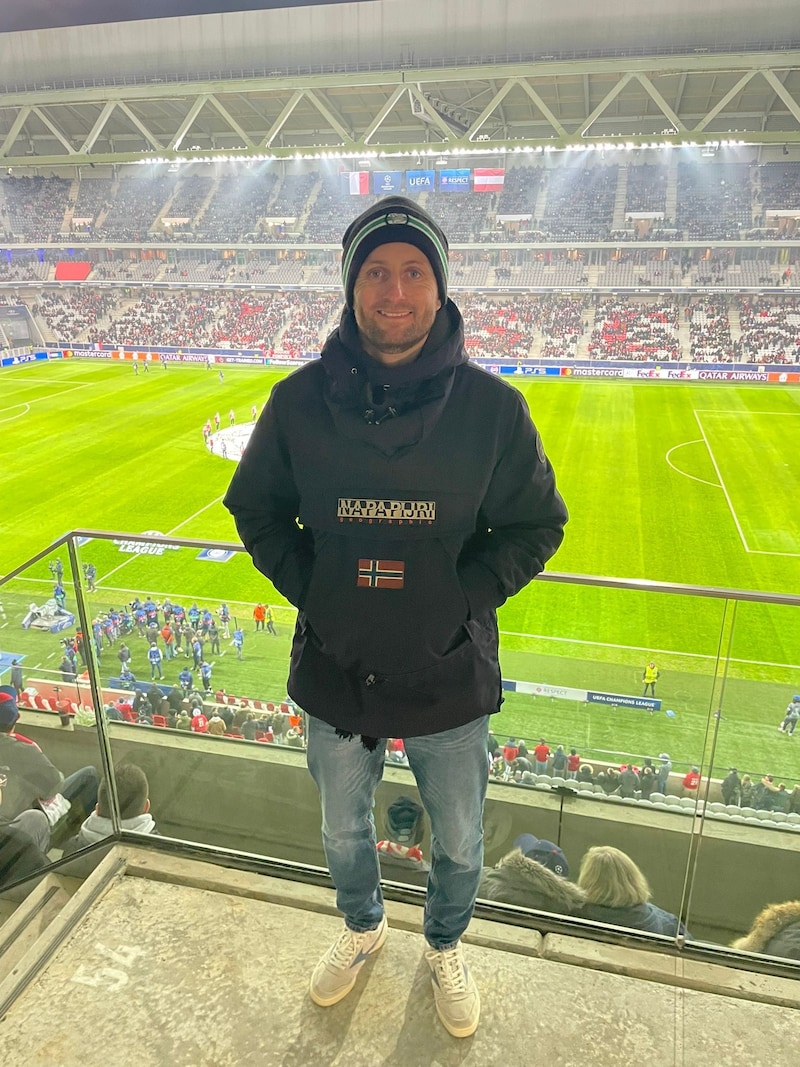 Jakob Jantscher schaut sich das Spiel im Stadion an. (Bild: kmm)