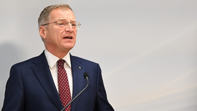 Der oberösterreichische Landeshauptmann Thomas Stelzer hatte am Donnerstag ÖVP-Obmann Christian Stocker in die Hofburg begleitet. (Bild: APA/BARBARA GINDL)