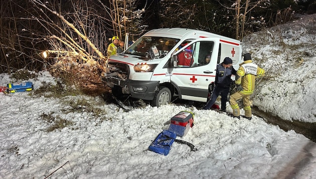 Alle Insassen des Autos des Roten Kreuzes wurden verletzt. (Bild: ZOOM Tirol/Krone KREATIV)