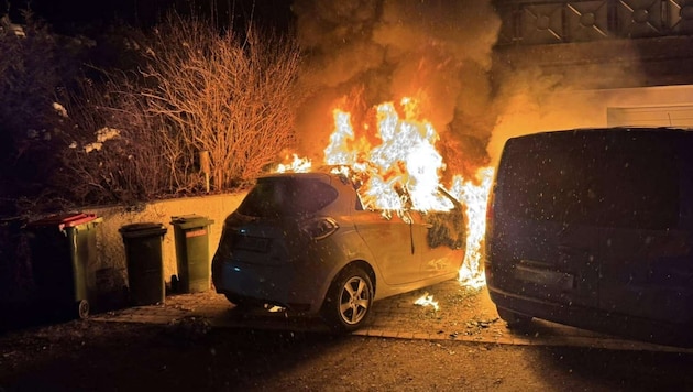 Das E-Auto stand plötzlich in Flammen. (Bild: Freiwillige Feuerwehr Piesendorf)