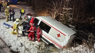 Alle fünf Insassen des Autos des Roten Kreuzes wurden verletzt. (Bild: ZOOM Tirol/Krone KREATIV)