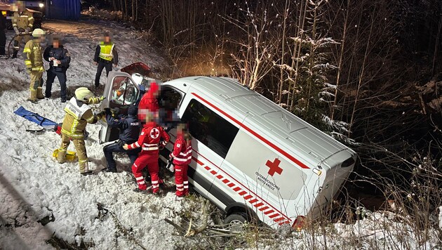 Alle fünf Insassen des Autos des Roten Kreuzes wurden verletzt. (Bild: ZOOM Tirol/Krone KREATIV)