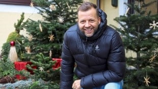 Toni Feldinger vor dem Christbaum. (Bild: Tröster Andreas/Kronen Zeitung)