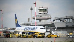 Ryanair verbindet Passagiere ab Linz derzeit schon mit London, ab Ende März dann auch mit Bari/Italien und Alicante/Spanien.  (Bild: Wenzel Markus)