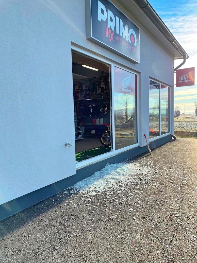 The store display was destroyed with a hoe. (Bild: Christian Schulter)