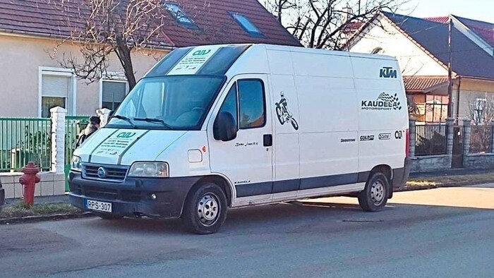 The manhunt for the perpetrators' van was restarted.