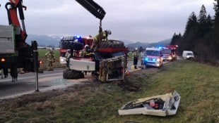 Die B175 war fast zwei Stunden komplett gesperrt. (Bild: ZOOM Tirol/Krone KREATIV)