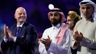 FIFA-Boss Gianni Infantino (links), freut sich über die Entscheidung, dass die WM 2034 in ...
