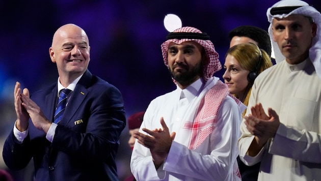 FIFA-Boss Gianni Infantino (links), freut sich über die Entscheidung, dass die WM 2034 in Saudi-Arabien stattfinden wird. (Bild: Associated Press)