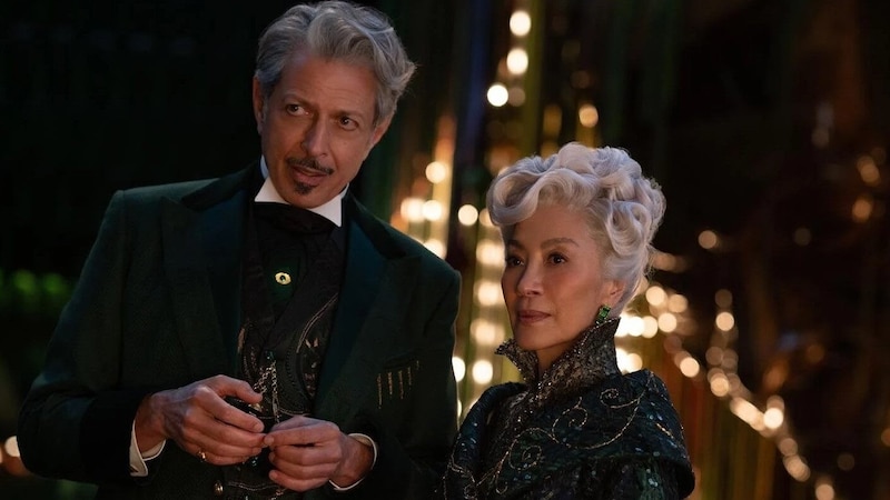 Jeff Goldblum als Zauberer und Oscar-Preisträgerin Michelle Yeoh als Madame Morrible.  (Bild: Copyright Universal Studios)