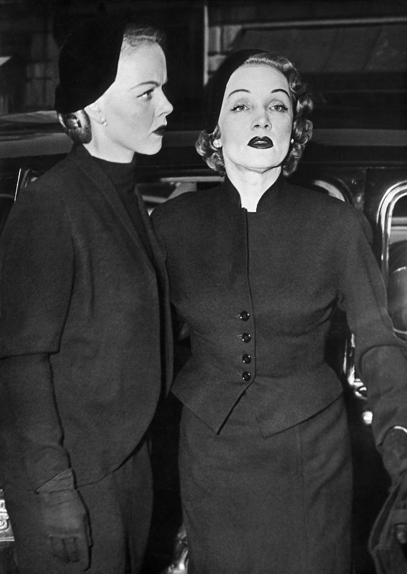 Marlene Dietrich with her daughter Maria Riva in 1959: Riva took acting lessons herself after playing small roles as a child, for example alongside her mother in the historical film "The Scarlet Empress". She later took care of her family and her mother's career. (Bild: AFP)