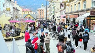 Auf den Christkindlmärkten tummeln sich nicht nur Touristen. (Bild: Johanna Birbaumer/Krone KREATIV)