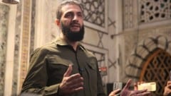 HTS-Chef Ahmed al-Sharaa sitzt nun am Hebel der Macht. (Bild: APA/AFP/Aref TAMMAWI)