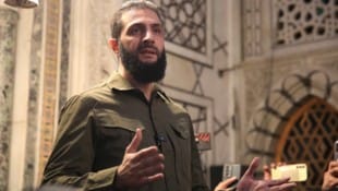 HTS-Chef Ahmed al-Sharaa sitzt nun am Hebel der Macht. (Bild: APA/AFP/Aref TAMMAWI)