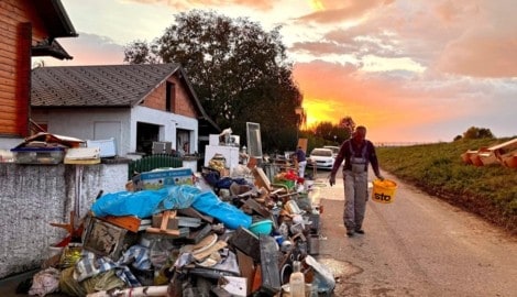 Berge von Schutt und Müll hinterließ das Rekord-Hochwasser. Die Aufräumarbeiten dauerten lange ...