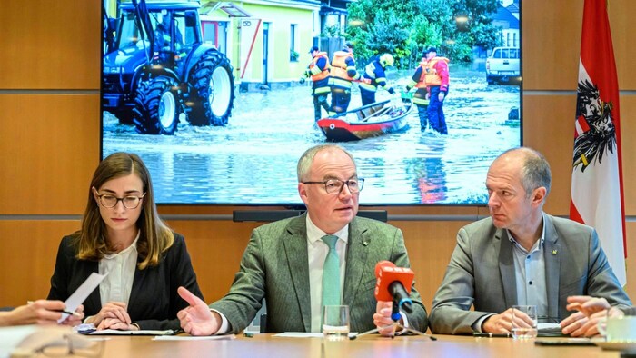 Landesvize Stephan Pernkopf und sein Team – Katharina Schmid vom Katastrophenfonds und Martin ...