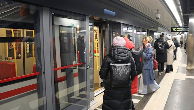 They look nice, the converted U2 stations with transparent platform screen doors. But there is a problem at the Rathaus stop. (Bild: Jöchl Martin)