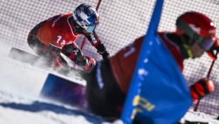 Benjamin Karl (links) hat am Donnerstag in Carezza beim Parallel-Riesentorlauf der Alpin-Snowboarder Weltcuprang drei erreicht. (Bild: APA/KEYSTONE/GIAN EHRENZELLER)