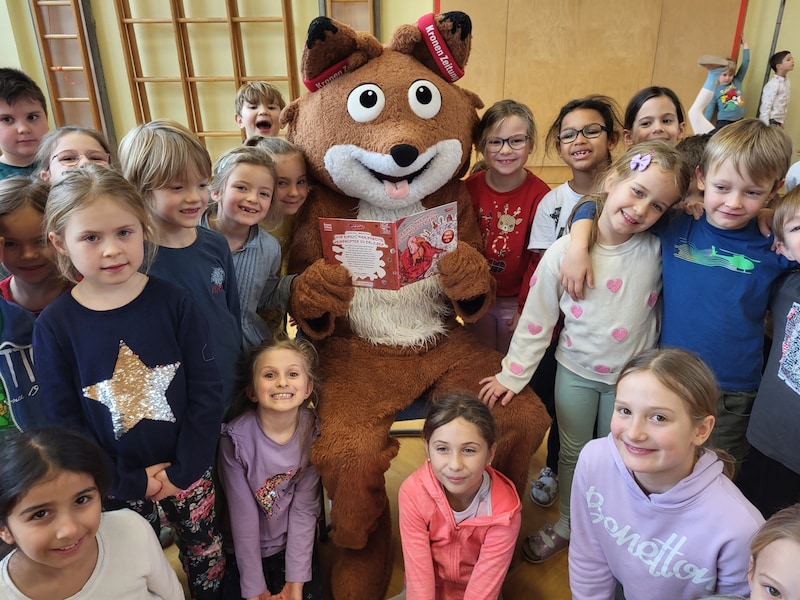 Ich schmökerte mit den verzückten Kindern durch das Weihnachtsbuch „Von einem, der auszog, Weihnachten zu erleben“. Jetzt freu’ ich mich schon auf das Christkind (Bild: Christian Krall)