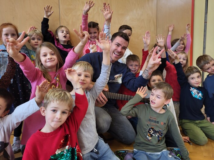 Matakustix Frontman Matthias sang Weihnachtslieder auf Italienisch, finnisch, spanisch und noch ...
