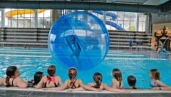 Nicht nur die Erhaltung der Bäder wird gefördert. Auch Schwimmkurse für Schulen bis hin zum Kindergarten sollen künftig finanziell unterstützt werden. (Bild: Birbaumer Christof/Krone KREATIV)