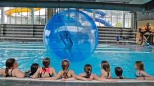 Nicht nur die Erhaltung der Bäder wird gefördert. Auch Schwimmkurse für Schulen bis hin zum Kindergarten sollen künftig finanziell unterstützt werden. (Bild: Birbaumer Christof/Krone KREATIV)