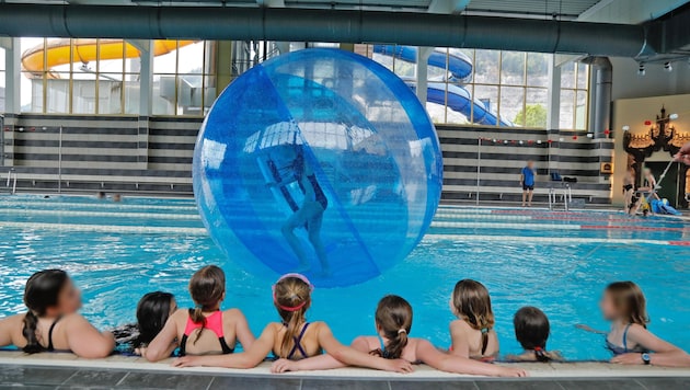 Nicht nur die Erhaltung der Bäder wird gefördert. Auch Schwimmkurse für Schulen bis hin zum Kindergarten sollen künftig finanziell unterstützt werden. (Bild: Birbaumer Christof/Krone KREATIV)