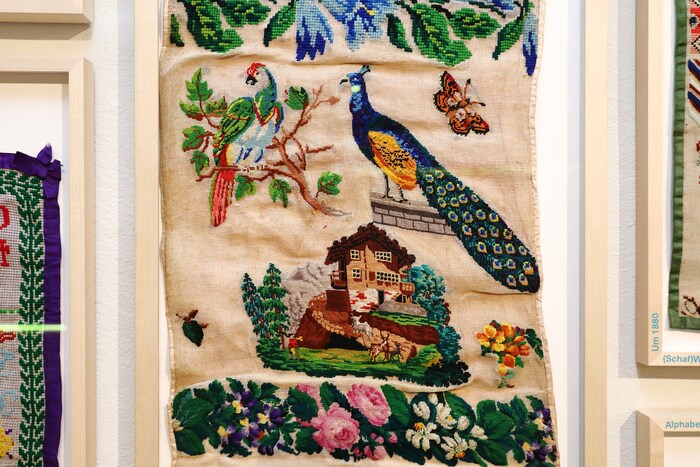Im Biedermeier und noch bis ins späte 19. Jahrhundert dominierten bunte Farben und vielfältige ...