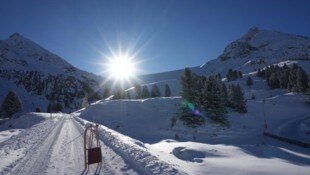 Kerzengerade führt der Weg auf die Staumauer bzw. den Neunerkogel (links) zu. (Bild: Peter Freiberger)